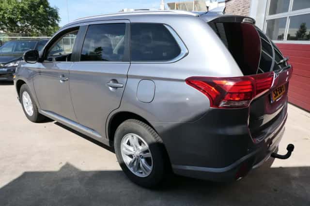 Mitsubishi Outlander (2018) thumbnail 3