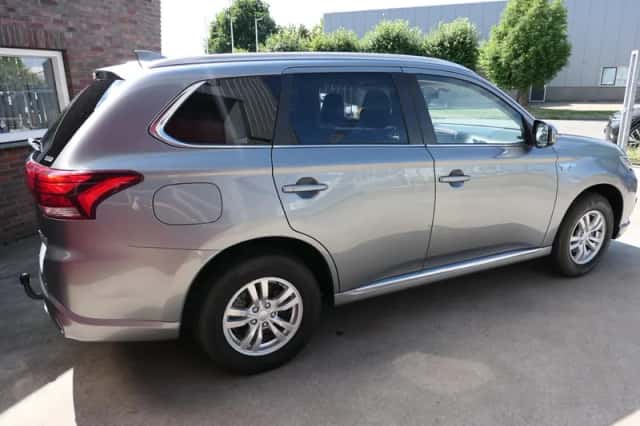 Mitsubishi Outlander (2018) thumbnail 6