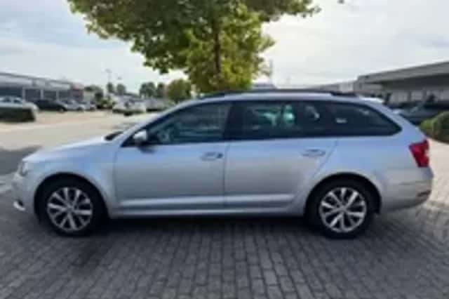 Škoda Octavia (2018) thumbnail 2