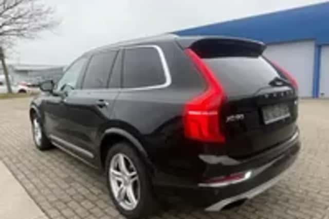 Volvo XC90 (2015) thumbnail 3