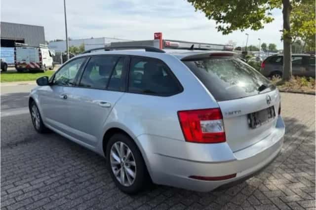 Škoda  (2018) thumbnail 3