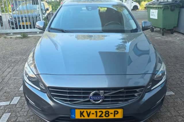 Volvo V60 (2016) thumbnail 3