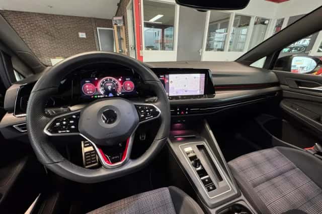 Volkswagen Golf (2021) thumbnail 3