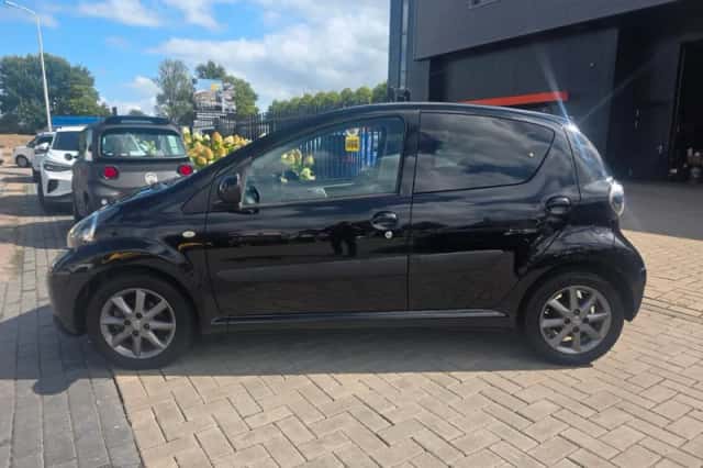 Toyota Aygo (2011) thumbnail 2