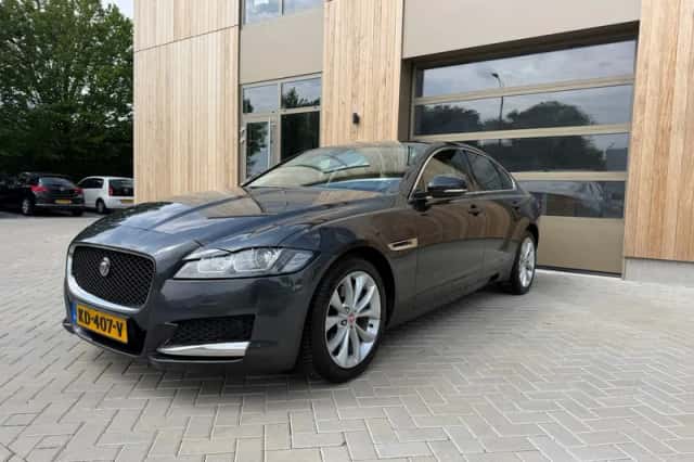 Jaguar XF (2016) thumbnail 1