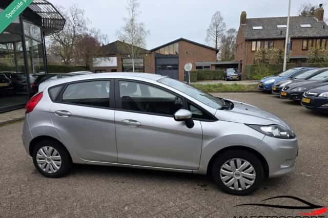 Ford Fiesta (2010) thumbnail 4