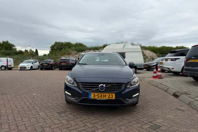 Volvo V60 (2014) thumbnail 2