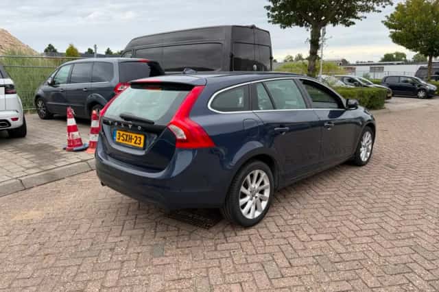 Volvo V60 (2014) thumbnail 5
