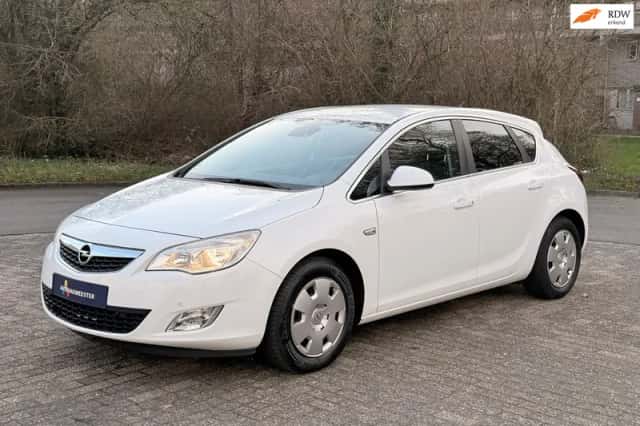Opel Astra (2011) thumbnail 1