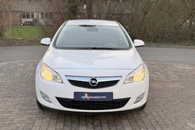 Opel Astra (2011) thumbnail 2