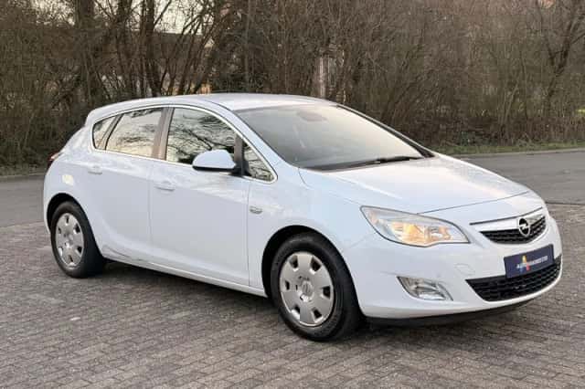 Opel Astra (2011) thumbnail 3