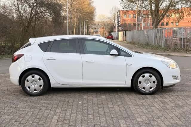 Opel Astra (2011) thumbnail 4