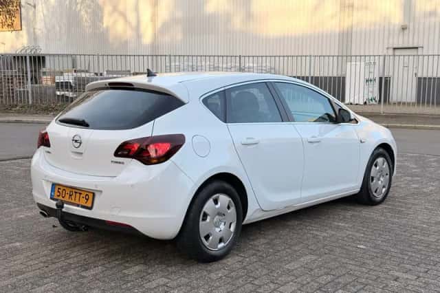 Opel Astra (2011) thumbnail 5