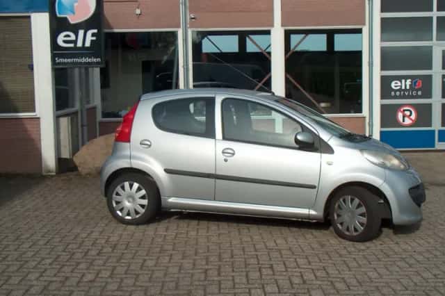Peugeot 107 (2008) thumbnail 2
