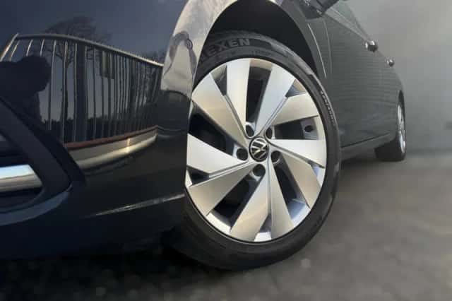 Volkswagen Golf (2022) thumbnail 3