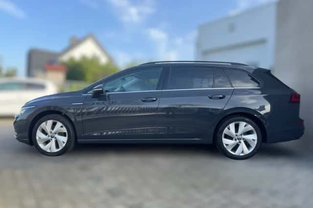 Volkswagen Golf (2022) thumbnail 4