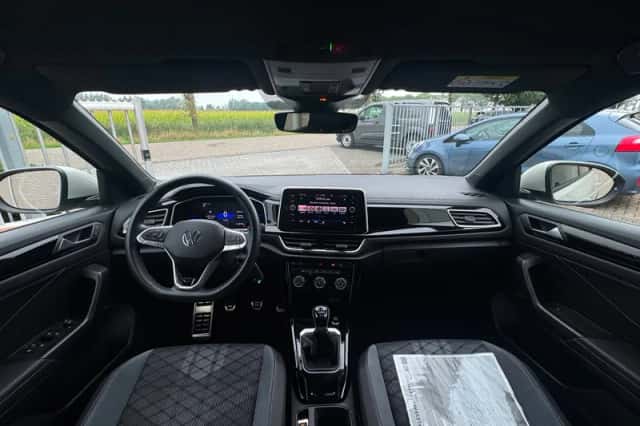 Volkswagen T-Roc (2024) thumbnail 2