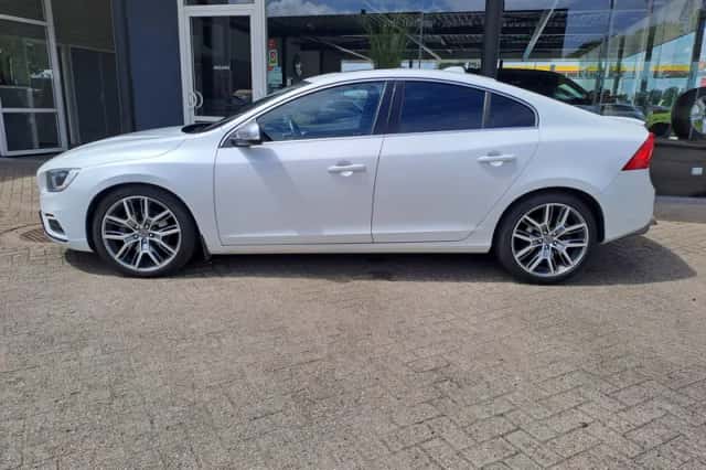 Volvo S60 (2013) thumbnail 2