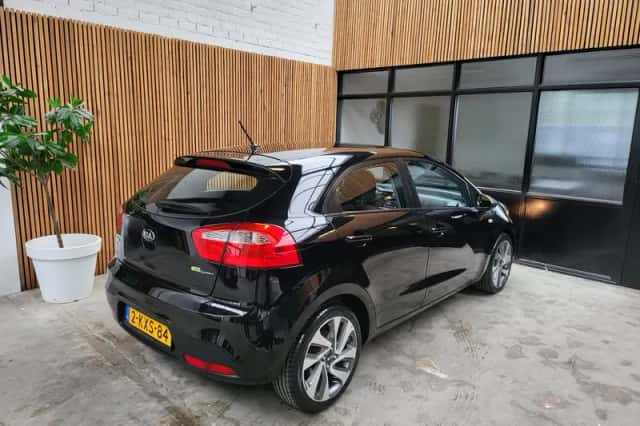 Kia Rio (2013) thumbnail 5