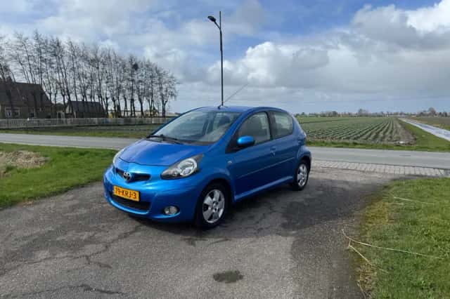 Toyota Aygo (2010) thumbnail 2