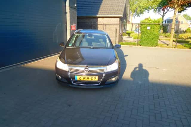 Opel Astra (2009) thumbnail 2
