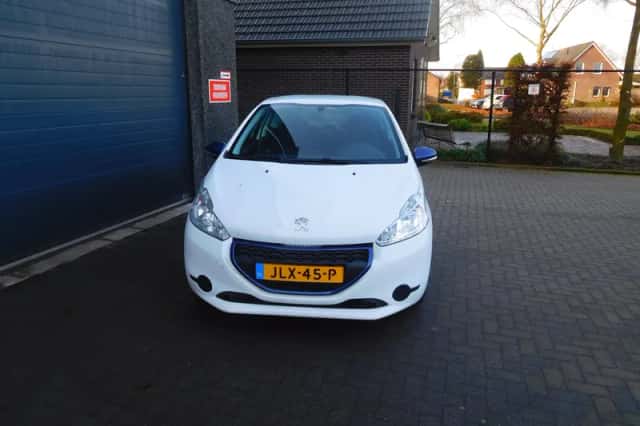 Peugeot 208 (2015) thumbnail 2