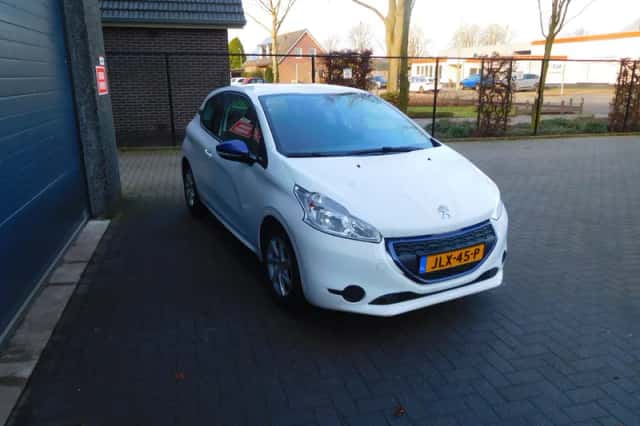 Peugeot 208 (2015) thumbnail 3