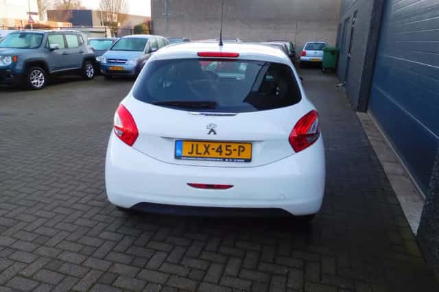 Peugeot 208 (2015) thumbnail 4