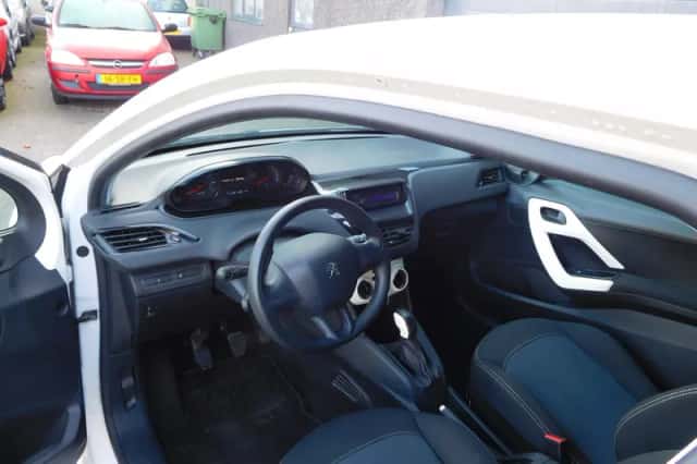 Peugeot 208 (2015) thumbnail 5