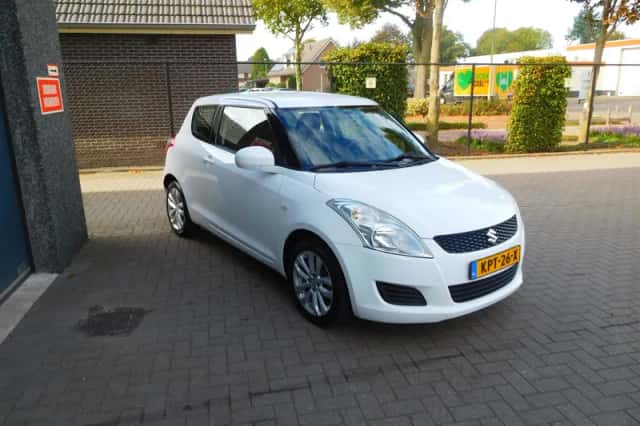 Suzuki Swift (2013) thumbnail 3