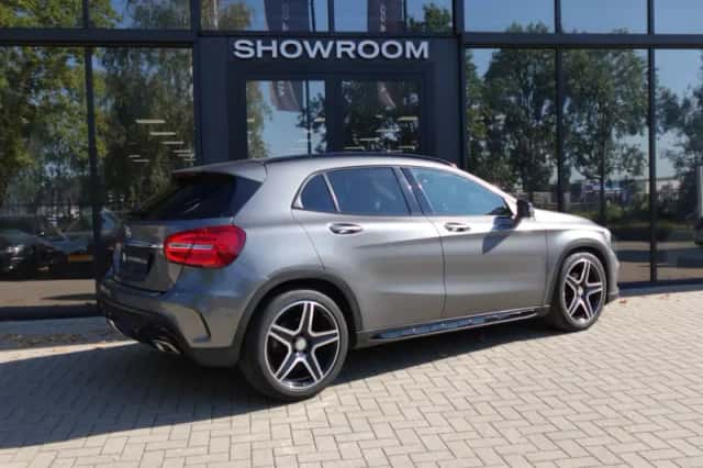 Mercedes-Benz GLA (2016) thumbnail 2