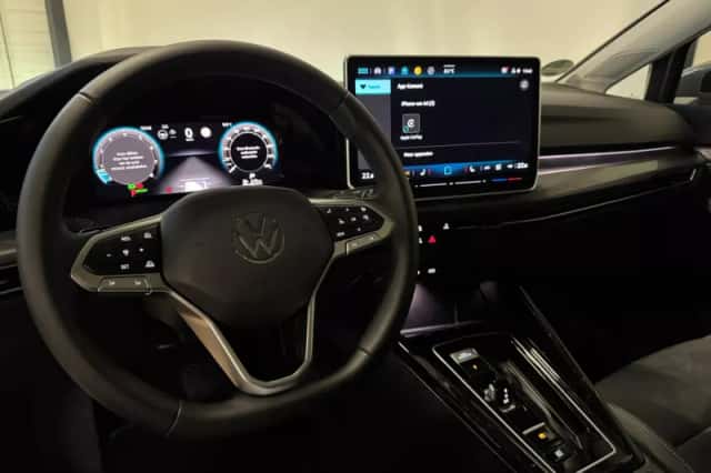 Volkswagen Golf (2025) thumbnail 3