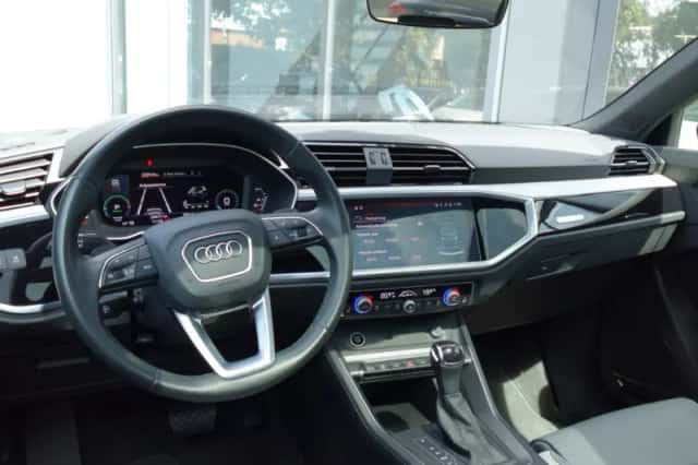 Audi Q3 (2022) thumbnail 3