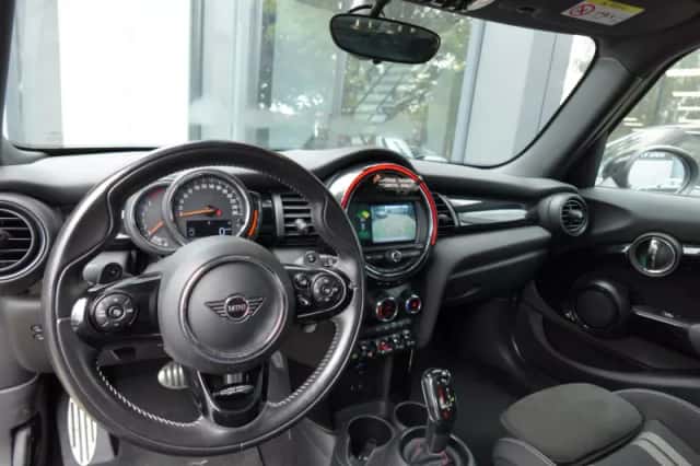 MINI Cooper S (2019) thumbnail 3