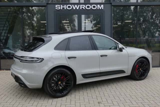 Porsche Macan (2022) thumbnail 2