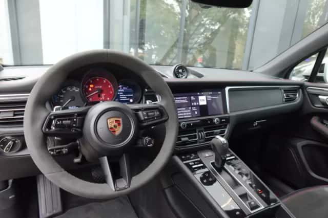 Porsche Macan (2022) thumbnail 4