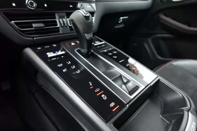 Porsche Macan (2022) thumbnail 6