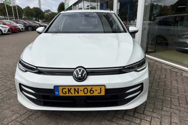 Volkswagen Golf (2024) thumbnail 4