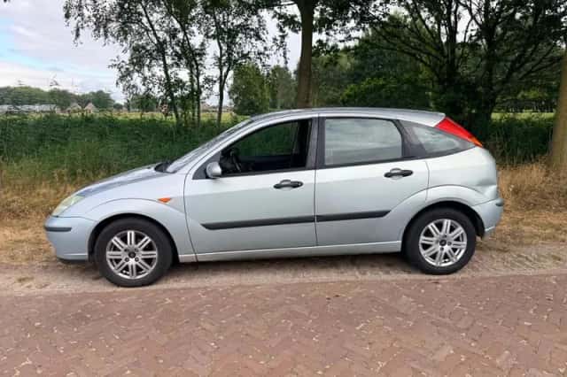 Ford Focus (2004) thumbnail 3