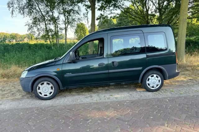 Opel Tour (2002) thumbnail 3