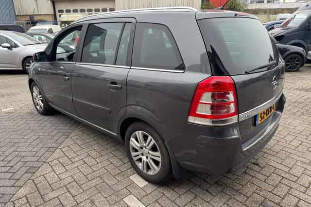 Opel Zafira (2009) thumbnail 2