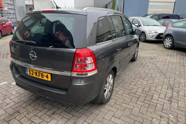 Opel Zafira (2009) thumbnail 3