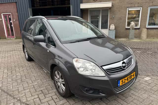 Opel Zafira (2009) thumbnail 4