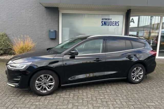 Ford Focus (2022) thumbnail 3