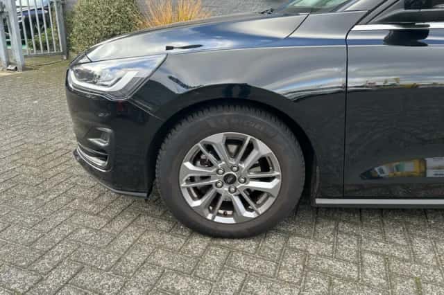Ford Focus (2022) thumbnail 4