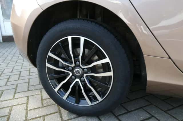 Volvo V40 (2016) thumbnail 5