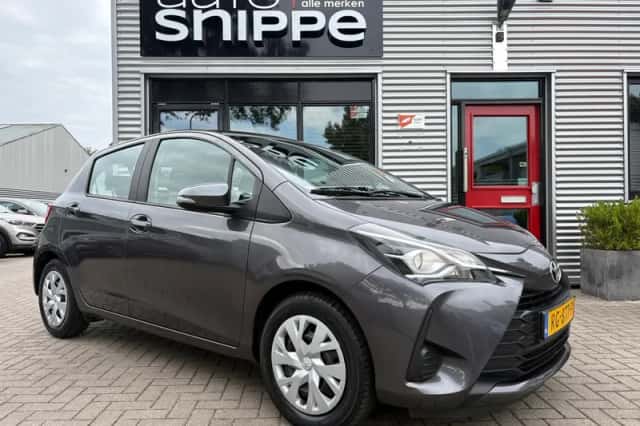Toyota Yaris (2017) thumbnail 2