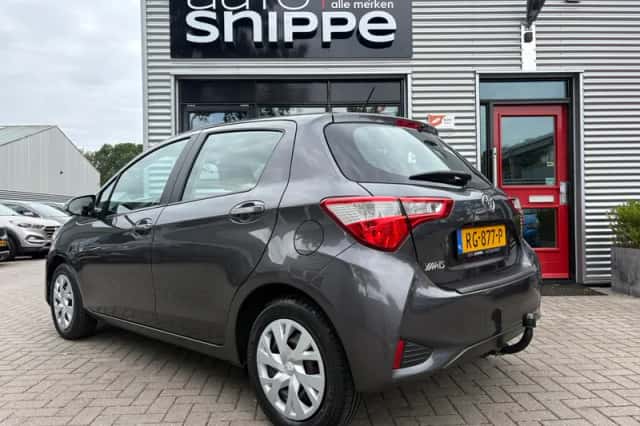 Toyota Yaris (2017) thumbnail 3