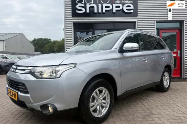 Mitsubishi Outlander (2015) thumbnail 1