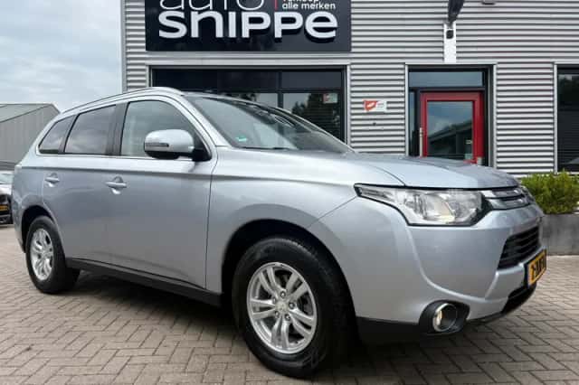 Mitsubishi Outlander (2015) thumbnail 2